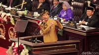 Dalam pidatonya, Jokowi menyinggung mengenai kebiasaan eksekutif melakukan studi banding ke luar negeri. Jokowi mengingatkan saat ini sudah mudah untuk mengakses informasi dari luar negeri. Jokowi menyampaikan pidato itu sambil mengeluarkan handphone dari saku kiri celananya.
