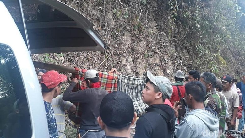 74 Tahun RI Merdeka, Warga Polman Sulbar Masih Gotong Jenazah 15 Km 74 Tahun RI Merdeka, Warga Polman Sulbar Masih Gotong Jenazah 15 Km