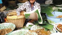 Usia Mbah Lindu sudah genap 100 tahun. Tubuhnya yang kecil dipenuhi kerut yang menggambarkan usianya. Tapi, ia masih cekatan meracik dan mengolah gudeg khas Yogyakarta. Ia bahkan dinobatkan sebagai penjual gudeg tertua.  Foto: istimewa
