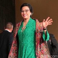 Hadir dalam inspirasi kutubaru, kebaya brokat tersebut dinamai Didiet Kebaya Hijau Nusantara. Hijau melambangkan alam sehingga mengajak kita kembali ke akar budaya. Pesannya, agar kita menjadi manusia Indonesia seutuhnya dengan nilai kebaikan dan menjunjung tinggi budaya, ujar Didiet kepada Wolipop. (Foto: Lamhot Aritonang/detiknews)