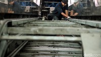 Petugas tengah melakukan perawatan eskalator JPO yang menghubungkan halte TransJakarta Salemba, Jakarta Pusat, Jumat (16/8/2019).