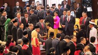 Jokowi menyalami para anggota dewan yang hadir dalam sidang tahunan DPD-DPR.