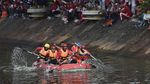 Intip Keseruan Lomba Dayung di Sungai Ciliwung