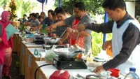 Lomba masak ternyata tidak diikuti oleh ibu-ibu saja. Tetapi juga bapak-bapak seperti ini. Lombanya dinilai oleh ibu-ibu juga. Foto: Istimewa