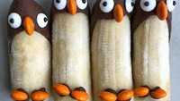 Pada karya-karyanya, Sine lebih sering menggunakan buah pisang. Seperti pada foto yang satu ini. Pisang dilumuri dengan cokelat beku pada bagian atasnya, ditambah dengan beberapa tambahan untuk mata, mulut dan kakinya. Foto: Foodbites