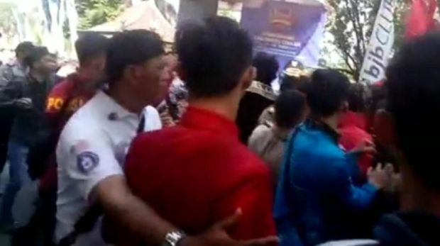 Ulah Mahasiswa Pelempar Minyak dan Kisah Pelajar Tolong Polisi Terbakar