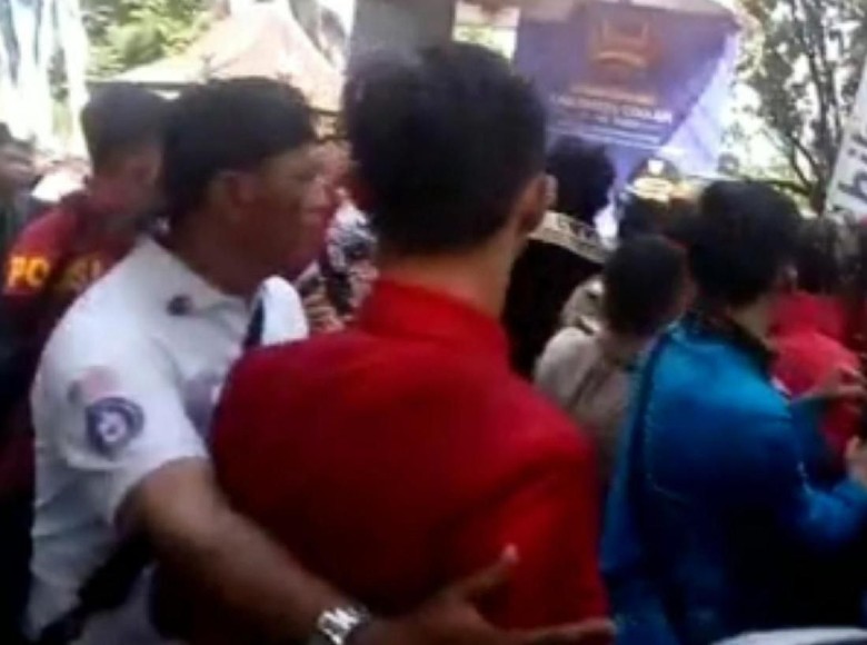 Insiden 4 Polisi Terbakar, Ibu Mahasiswa Pelempar Minyak Minta Maaf Insiden 4 Polisi Terbakar, Ibu Mahasiswa Pelempar Minyak Minta Maaf