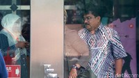 Kepala Kantor Pelayanan Pajak (KPP) Penanaman Modal Asing (PMA) Tiga Kanwil Jakarta Khusus, Yul Dirga meninggalkan Gedung KPK, Jakarta, Jumat (16/8/2019) usai diperiksa.