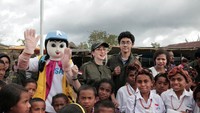 Anita Ratnasari Tanjung, Putra Tanjung, dan tokoh boneka Arsa, foto bersama anak-anak SDN 02 Lelogama, Amfoang Selatan, Kupang. (Instagram @anita_chairultanjung dan @ctarsafoundation)