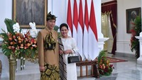 Jokowi mengunggah fotonya bersama Iriana di Instagram. Dengan baju adat Sasak, Nusa Tenggara Barat, saya menyampaikan pidato kenegaraan pada Sidang Bersama DPD-DPR di Senayan, Jakarta, hari ini. Sementara Ibu Negara hadir dengan kain dan selendang batik, kata Jokowi.