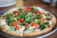 Sering Makan Pizza dengan Topping Semangka, Pria Ini Dikritik Habis