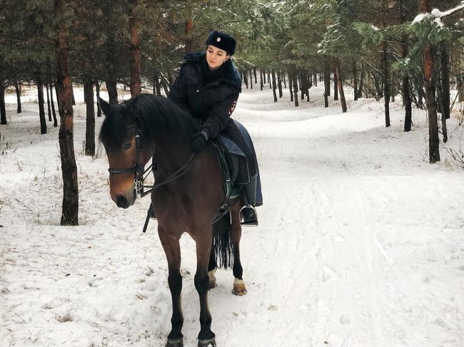 Sersan senior di divisi polisi berkuda Rusia, Daria Yusupova ini telah melawan stereotip gender dalam kepolisian. Ia memilih bekerja di tempat yang masih dianggap di Rusia sebagai profesi laki-laki. Foto: dok. Instagram @daria___b