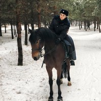 Sersan senior di divisi polisi berkuda Rusia, Daria Yusupova ini telah melawan stereotip gender dalam kepolisian. Ia memilih bekerja di tempat yang masih dianggap di Rusia sebagai profesi laki-laki. Foto: dok. Instagram @daria___b