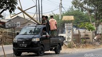 Salah satu pohon pinang yang telah selesai dibuat akan dikirimkan dengan menggunakan m