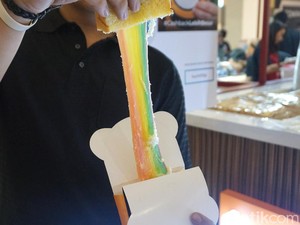 Kuma: Merasakan Sensasi Gurih Cheese Toast Rainbow yang Mulur Kekinian