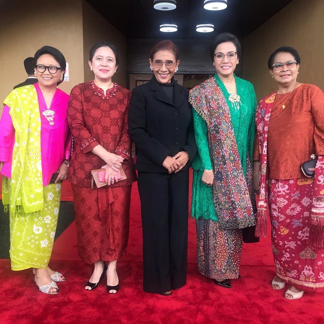 Kebaya juga menjadi andalan Menteri Pemberdayaan Perempuan dan Perlindungan Anak Yohana Yembise. Sementara itu, Menteri Koordinator Bidang Pembangunan Manusia dan Kebudayaan Puan Maharani memilih baju kurung dengan songket serba merah. (Foto: Instagram/@srimulyani)