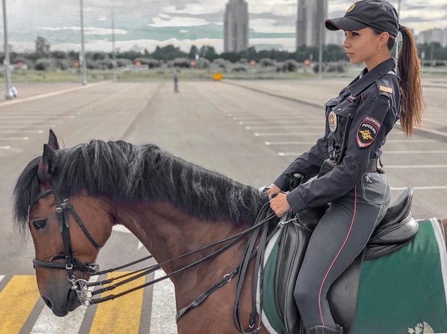Daria dijuluki sebagai perwira polisi wanita paling cantik Rusia. Namanya semakin populer sejak dirinya berpartisipasi dalam acara TV. Foto: dok. Instagram @daria___b