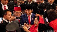 Presiden Joko Widodo (Jokowi) berfoto bersama anggota dewan usai penyelenggaraan Sidang Tahunan MPR 2019, Jakarta, Jumat (16/8/2019).