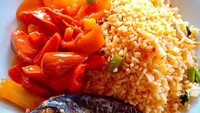 Kalau mau lebih mantap, nasi goreng dibikin pedas dan dimakan dengan ikan asin utuh, sambal lado plus telur goreng. Mantul! Foto : Instagram @iamamylihan