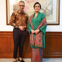 Kain lasem dipilih sebagai bawahan dan selendang. Motif yang menghiasi kain karya seniman  bernama Ekawati dinamai Sekar Jagad Lumintu. Sekar bisa berarti bunga, tapi ada juga sumber yang mengatakan kata itu diambil dari Kart yang dalam bahasa Belanda berarti peta. Sementara jagad berarti dunia. Jadi harapannya, siapapun yang memakai kebaya ini bisa mengharumkan nama Indonesia di panggung dunia, terang Didiet. (Foto: Dok. Didiet Maulana)