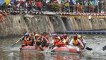 Intip Keseruan Lomba Dayung di Sungai Ciliwung