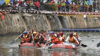 Lomba tersebut langsung menjadi tontonan sekaligus hiburan warga.
