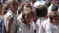 Anak-anak di daerah pedalaman, belum memiliki kesadaran tinggi akan hidup sehat dan pendidikan berkualitas. Mohon para pejabat terkait, memperhatikan lebih jauh terkait ketersediaan air bersih dan pasokan listrik. Dua hal penting, yang mendukung hidup mereka lebih baik. (Instagram @anita_chairultanjung dan @ctarsafoundation)