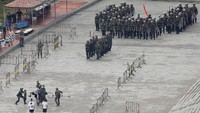 Para tentara China beraktivitas di kawasan Shenzhen yang berada di dekat perbatasan Hong Kong.