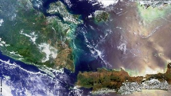 Penampakan sebagian Pulau Sumatra dan sebagian Pulau Jawa yang dipisahkan oleh selat Sunda, seperti terekam oleh satelit ESA. Foto: ESA/NASA
