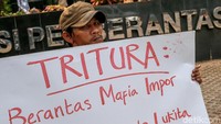 Para demonstran tersebut nampak membawa poster untuk memberikan dukungan kepada KPK membongkar praktek korupsi impor pangan di Kementerian Perdagangan.