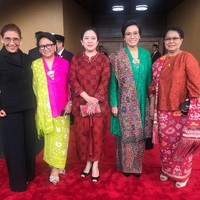 Tampilan berbeda diberikan oleh Menteri Kelautan Susi Pudjiastuti. Alih-alih berkebaya, ia memilih setelan serba hitam. (Foto: Instagram/@srimulyani)