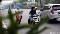 Aksi tak tertib berlalulintas ini masih kerap terjadi di sejumlah ruas jalan di Ibu Kota.