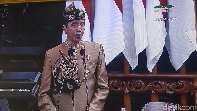 Kita kan sudah 5 tahun ini sudah ganti-ganti. Dulu pernah Aceh, Sumatera Barat, pernah Kalimantan Selatan, pernah Sunda, pernah Sunda, Jawa, Betawi. Kemudian ke sana, Bali, Sasak, Bugis, pernah semua memang, kata Jokowi di Istana Kepresidenan, Sabtu (17/8/2019). Pada pidato kenegaraan kemarin, Jumat (16/8/2019), Jokowi pun tampil dengan baju daerah. Ia memakai baju adat Sasak khas Lombok. Foto: Pidato Kenegaraan Jokowi (Zunita/detikcom)