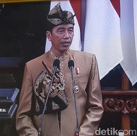Kita kan sudah 5 tahun ini sudah ganti-ganti. Dulu pernah Aceh, Sumatera Barat, pernah Kalimantan Selatan, pernah Sunda, pernah Sunda, Jawa, Betawi. Kemudian ke sana, Bali, Sasak, Bugis, pernah semua memang, kata Jokowi di Istana Kepresidenan, Sabtu (17/8/2019). Pada pidato kenegaraan kemarin, Jumat (16/8/2019), Jokowi pun tampil dengan baju daerah. Ia memakai baju adat Sasak khas Lombok. Foto: Pidato Kenegaraan Jokowi (Zunita/detikcom)