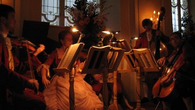 Makan Malam dengan Alunan Mozart di Restoran Berusia 1200 Tahun