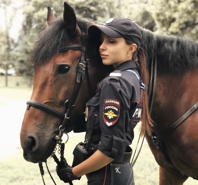Aku mencoba untuk tetap bangkit tak menyerah. Sampai akhirnya beberapa masyarakat di sekitar lokasi melihat hal ini dan langsung membantuku untuk menangani penyerang itu, imbuh Daria Foto: dok. Instagram @daria___b