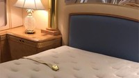 Pesawat ini telah menerbangkan 14 perdana menteri Jepang dan kaisar negara itu ke seluruh dunia. Ini kabin istirahat yang dilengkapi dengan tempat tidur (Controller)  