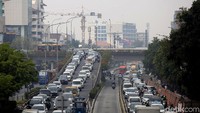 Pengerjaan revitalisasi trotoar ditambah dengan kemacetan yang terjadi akibat proyek tersebut lagi-lagi membuat polusi udara menyelimuti kawasan tersebut.