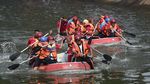 Intip Keseruan Lomba Dayung di Sungai Ciliwung