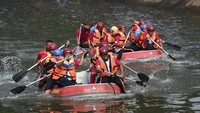 Begini potret keseruan lomba balap perahu dayung yang digelar di Sungai Ciliwung, Jumat (16/8/2019).