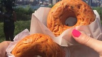 Spaghetti tampil super unik dalam bentuk donat. Kreasi bernama Donat Spgahetti ini menghadirkan cara baru dan asyik dalam menikmati pasta. Foto: Istimewa