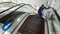 Seorang warga tampak menggunakan eskalator.