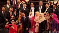 Tak hanya bersama presiden, para anggota dewan itu pun melakukan swafoto bersama rekan-rekan sesama anggota dewan lainnya usai penyelenggaraan Sidang Tahunan MPR 2019.