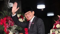 Sandiaga Uno tiba di kompleks parlemen, Senayan, Jakarta, Jumat (16/8/2019). Sandi sempat melempar senyuman dan melambaikan tangan sebelum memasuki ruang sidang tahunan.