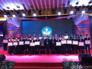 HUT RI ke-74, Mendikbud Beri Penghargaan 84 Guru-Tenaga Pendidikan Berprestasi