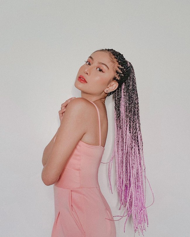 Selebgram Awkarin tampil edgy dengan rambut kepang cornrow. Penampilannya semakin unik karena bagian tengah rambutnya dikuncir ke atas dan dikombinasikan dengan warna ungu. Awkarin mempertahankan rambu cornrow-nya selama satu bulan, sebelum berganti menjadi keriting. Foto: Instagram/@awkarin