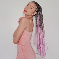 Selebgram Awkarin tampil edgy dengan rambut kepang cornrow. Penampilannya semakin unik karena bagian tengah rambutnya dikuncir ke atas dan dikombinasikan dengan warna ungu. Awkarin mempertahankan rambu cornrow-nya selama satu bulan, sebelum berganti menjadi keriting. Foto: Instagram/@awkarin