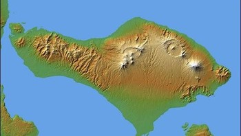 Gambar satelit yang telah dimodifikasi ini memperlihatkan topografi pulau Bali. Foto: ESA/NASA