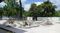 Ada juga miniatur Indonesia di belakang halaman bangunan lho! (Shinta/detikcom)