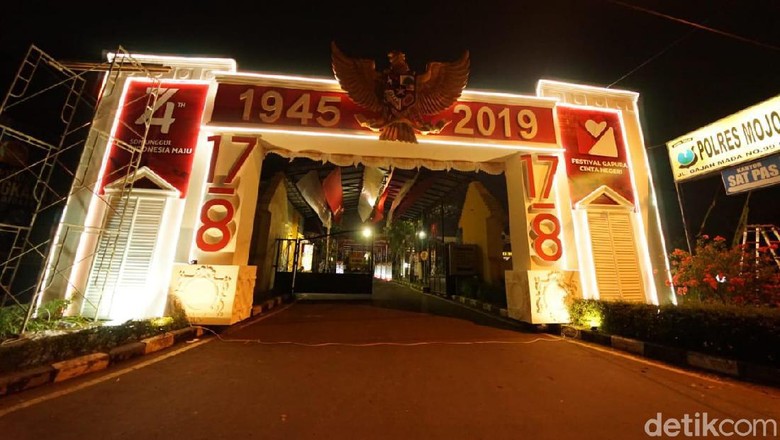 Yuk, Nostalgia Perjuangan di Gapura Graha Merdeka Majapahit Polres Mojokerto Yuk, Nostalgia Perjuangan di Gapura Graha Merdeka Majapahit Polres Mojokerto